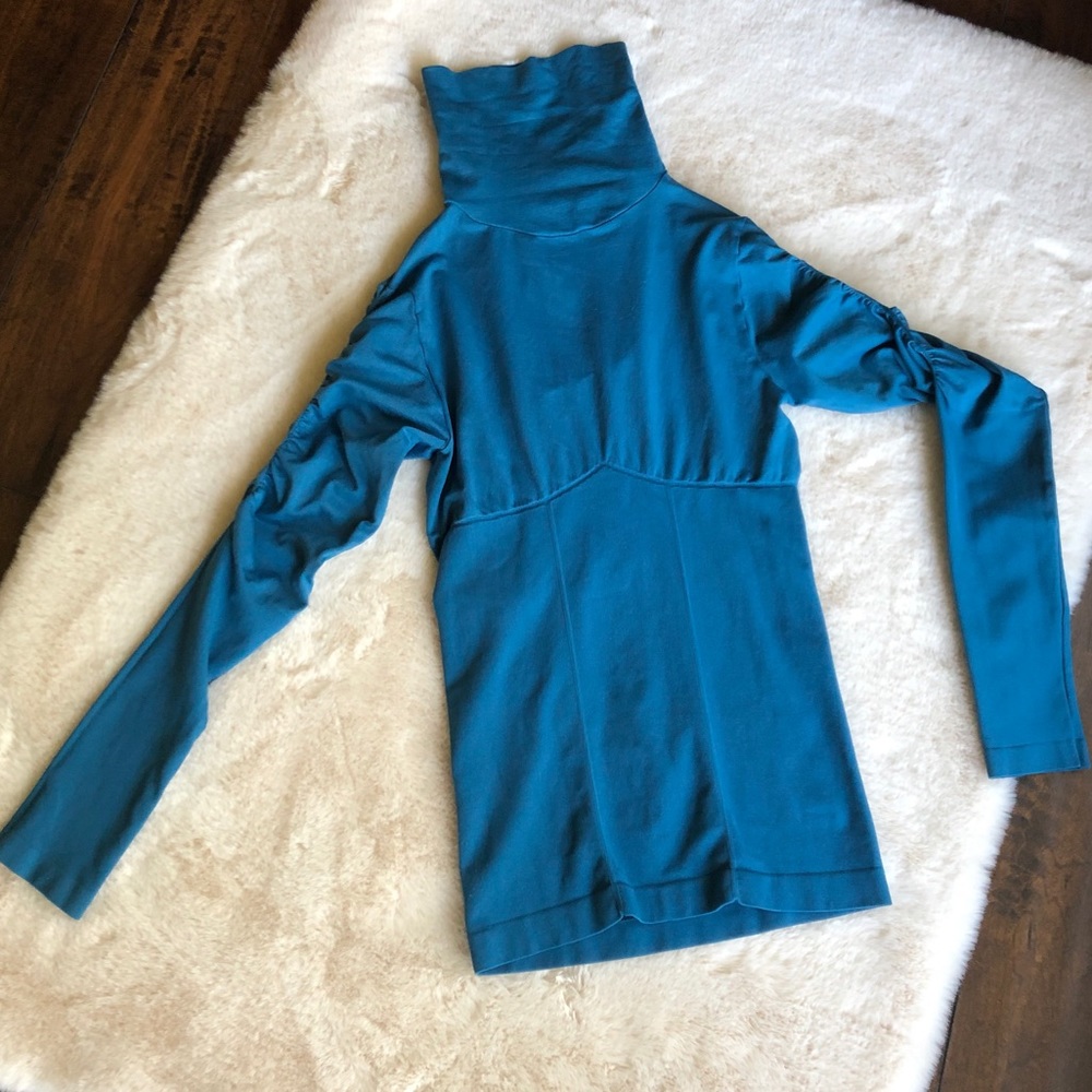BEBE Keyhole back top
